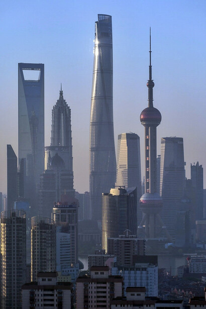Vista della Shangai Tower di giorno, Shangai, Cina