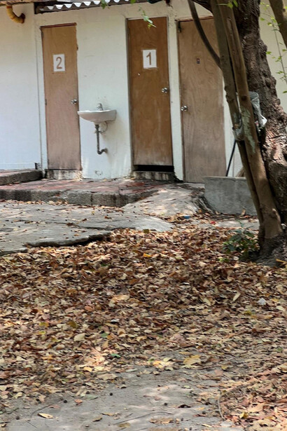 Baños del personal, vista desde el exterior. No había una verdadera preocupación por la salud de los empleados y mucho menos de los voluntarios