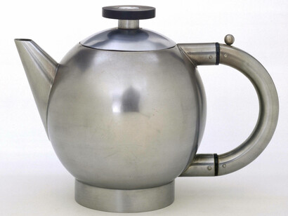 Tea pot, Naum Slutzky, 1928, Germany. Museum no. CIRC.1232-1967. © Victoria and Albert Museum, London