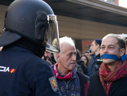 Un manifestante frente a un policía