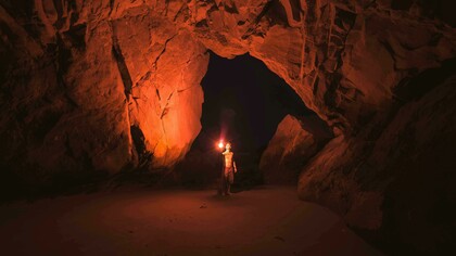 Homem acende lanterna em caverna. Pensar no mito da caverna com base em nossa realidade subjetiva é aceitar que devemos superar preconceitos e pré-julgamentos em relação ao mundo