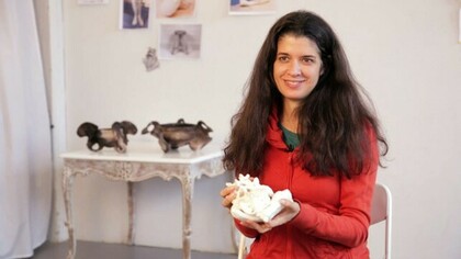 Janine Antoni con una sua scultura