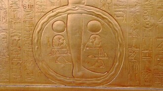 Prima rappresentazione conosciuta dell'ouroboros su uno dei reliquiari che racchiudono il sarcofago di Tutankhamon, XVIII dinastia, Museo egizio del Cairo, Egitto
