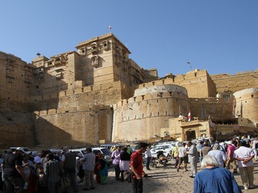 L’aumento dei visitatori e dei consumi idrici ha aggravato i problemi di conservazione del forte e della collina di arenaria sulla quale sorge. Jaisalmer, Rajasthan, India