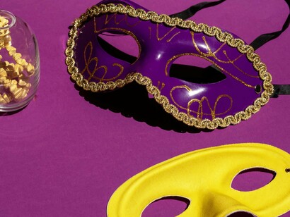 Máscaras de carnaval. O carnaval chegou a ser proibido por volta de 186 a.C, mas a transgressão não silencia e as fantasias continuam até hoje