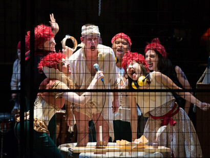 Escena de la obra Escena de la obra «Marat/Sade» de Peter Weiss