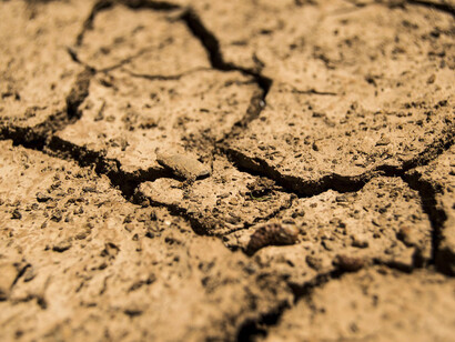 Riscaldamento globale. L'Anthropogenic Global Warming, attribuisce l’incremento del riscaldamento globale all’aumento di CO2 dovute alle attività dell’uomo e a quella solare molto intensa verificatasi circa otto millenni fa congiunta alla copertura nuvolosa e il vapore acqueo
