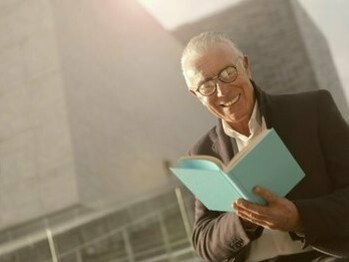 Idoso concentrado em sua leitura. Eu agora não vejo mais filme de livros que li. Todas as vezes que fiz isso me decepcionei com o filme