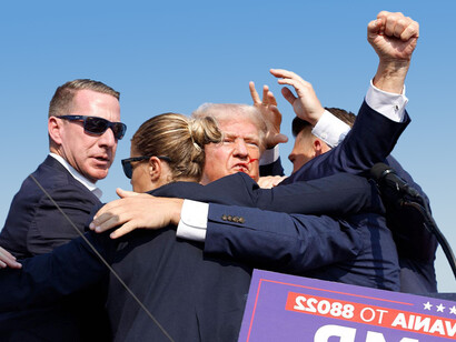 En plena campaña electoral, Donal Trump recibió un disparo en la oreja mientras daba un discurso a sus seguidores