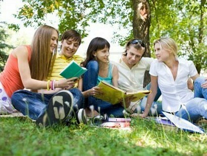 Jóvenes leyendo al aire libre