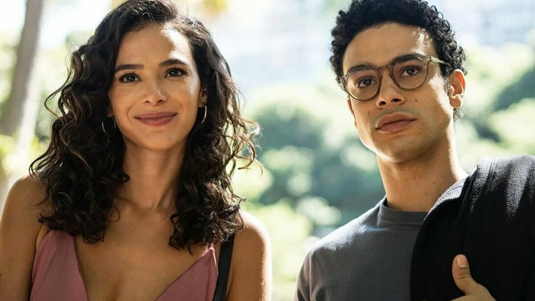 Bruna Marquezine e Sérgio Malheiros em cena da série. Atualmente as pessoas buscam o superficial, o rápido, o descartável, não se dão o direito de aprofundar uma relação, conhecer alguém de verdade