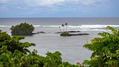 Cross Island Road, in alcuni punti la strada è a pochi metri dall’oceano. Western Samoa, foto di Giò Barbieri