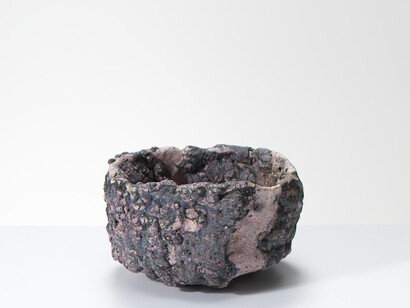 Ewen Henderson, Tea bowl, stoneware, 9.5 x 16 cm, courtesy of Erskine, Hall & Coe Ltd.; Photography by Michael Harvey
