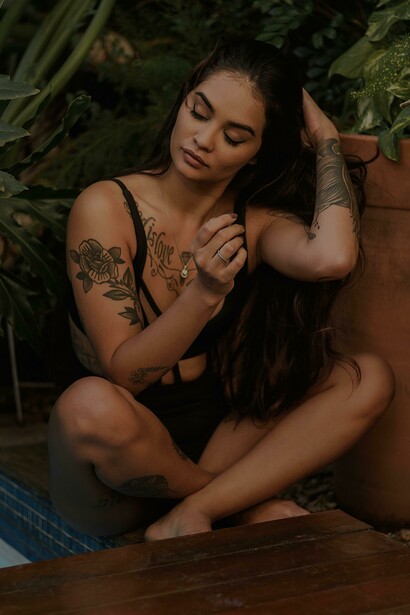 Mulher prende o cabelo 