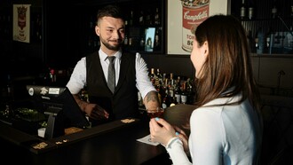 Comprender a quién se sirve es tan importante como saber qué se sirve: en gastronomía, el cliente es el centro de toda estrategia significativa