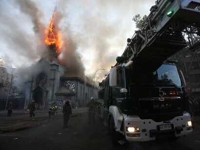 La cúpula de la Iglesia de la Asunción en llamas, Santiago de Chile