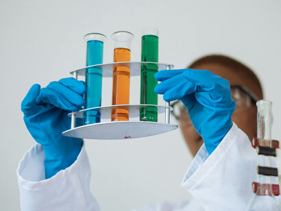 Mediante química avanzada, ya se logran replicar procesos genéticos en un sentido espacial inverso