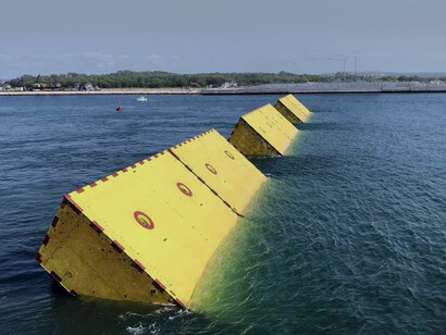 Il MoSE, acronimo di Modulo sperimentale elettromeccanico, è un sistema di dighe mobili finalizzato alla difesa della città di Venezia e della sua laguna dal fenomeno dell'acqua alta