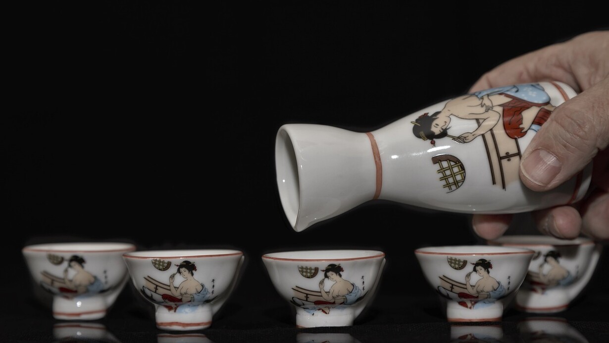 Degustazione sake. Ricordate che il sake è una bevanda che si presta a sperimentazioni di vario tipo, perciò provate, assaggiate, degustate, cercate il sake che più vi aggrada, quello più fruttato, quello più dolce, acido, secco, caldo, freddo, dapprima un piccolo sorso quasi a bagnarsi le labbra e via via cercando, chiudendo gli occhi, di scovare tutti i sapori e i profumi che questa splendida bevanda, ricca di storia, porta con sé