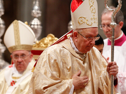 Fernando Vérgez Alzaga, sacerdote de la Congregación de los Legionarios de Cristo, y el papa Francisco