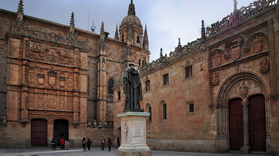 Patio de Escuelas, con la estatua de Fray Luis de León en el centro, de la Universidad de Salamanca