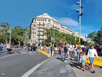 La encina ha sido testigo de cómo la burguesía barcelonesa edificaba sus grandes mansiones en el Paseo de Gràcia, encargando los diseños a los principales arquitectos de la época- Passeig de Gràcia, Barcelona, España 
