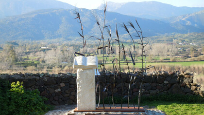 Mirador del Parque Literario en honor a Grazia Deledda en Cerdeña, Italia