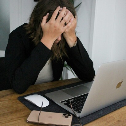 Scrivere consente di dare voce a ciò che spesso rimane represso, offrendo uno spazio sicuro in cui accogliere dolore, rabbia e frustrazione