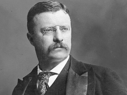 Teodoro Roosevelt, recordado por liderazgo del Movimiento Progresista, un período de activismo social y reforma en EE. UU. destinado a acabar con la corrupción