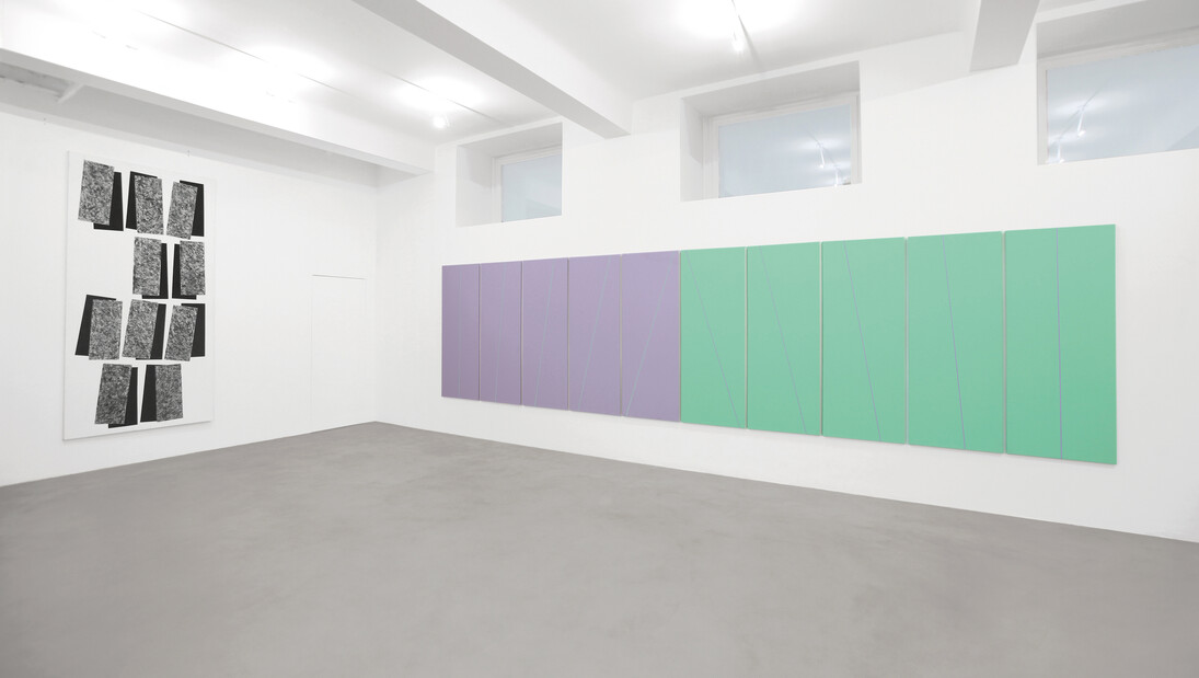 (da sinistra a destra) Carlo Ciussi, Senza titolo, 2006 Olio e tecnica mista su tela, 280x130 cm. Mario Nigro, Dalla metafisica del colore: i concetti strutturali elementari geometrici, Ettore e Andromaca, 1978 Acrilico su tela, 178x68 cm ognuno. Veduta parziale dell’esposizione A arte Invernizzi. Courtesy A arte Invernizzi, Milano. Foto Bruno Bani