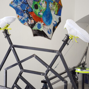 Mouvement vers une sémantique de Fils2pute (D’Après Adidas Lab)
(Movement towards Son of a Bitch semantics (From Adidas Lab)), 2015
Brushed metal, varnish, ball bearings, windscreen wipers, power supply 12V 20 AMP 6MM cables, turnbuckles, springs,
sneakers, 350x350x200 cm