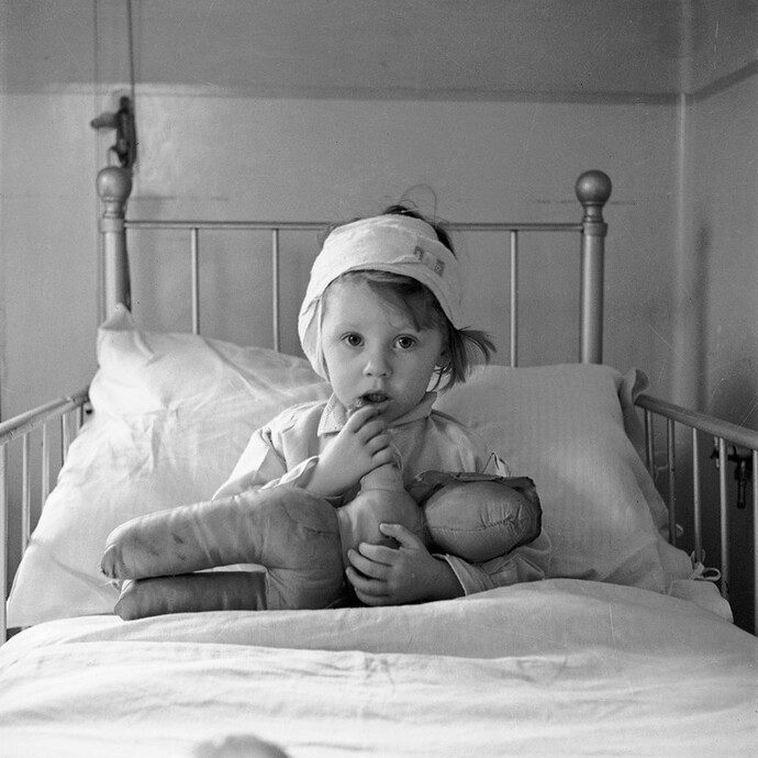 Cecil Beaton, Eileen Dunne in the hospital for sick children, 1940
© The Cecil Beaton Studio Archive at Sotheby`s
