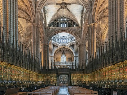 Interior gótico de la catedral, un recordatorio visual de cómo luce una ciudad sumergida en la penumbra. Catedral de Barcelona, Cataluña, España