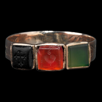 Bague. Or rouge, pierres colorées
En 1820, Johann Wolfgang Goethe a offert cette bague à Wilhelmine Herzlieb, une jeune fille de 18 ans dont il était tombé amoureux. Hélas sans succès, car sa bien-aimée a fini par épouser un autre homme. Dépôt de la Fondation Alice et Louis Koch

Copyright: Musée national suisse