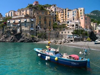 Minori, Italia. Una barca frente a la costa
