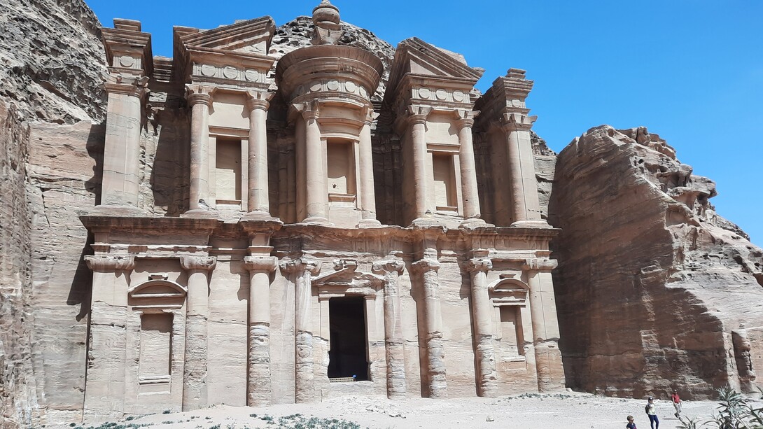 Petra. Chi non si è mai lasciato trascinare dalla fantasia percorrendo la storia di questa splendente città lungo le rotte carovaniere dell'Oriente?