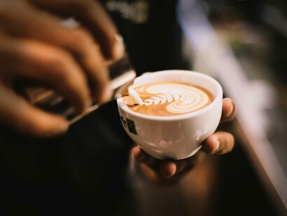 Preparazione di una tazza di caffè al bar. L'hacking wi-fi è una forma di attacco difficile da rilevare e può essere eseguita da chiunque disponga di un laptop o uno smartphone e di una connessione Internet