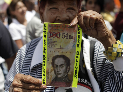 Un venezolano protesta por la depreciación del bolivar