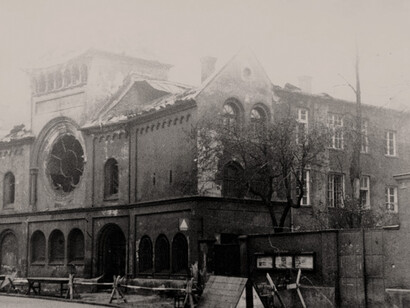 Al menos 91 ciudadanos judíos fueron asesinados durante los ataques y otros 30,000 fueron detenidos y posteriormente deportados en masa