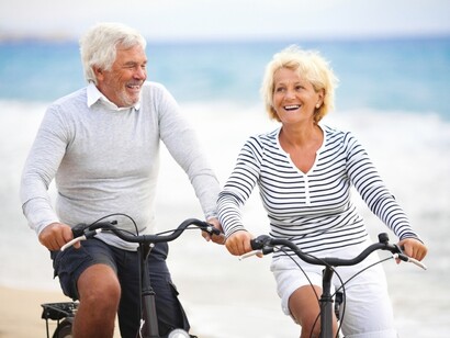 Pareja de baby boomers paseando en bicicleta