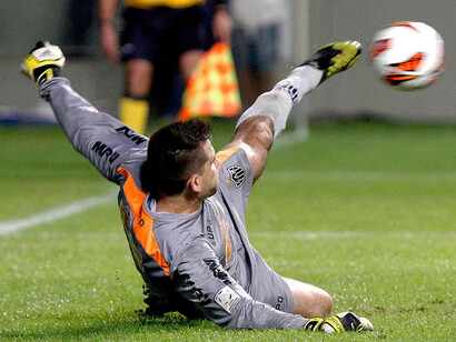Goleiro Victor do club Atlético Mineiro defende pênalti decisivo na final da Libertadores em 2013