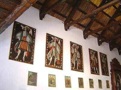 Cada uno de los ángeles porta un arcabuz en distinta posición, lo que refuerza su carácter marcial y simbólico