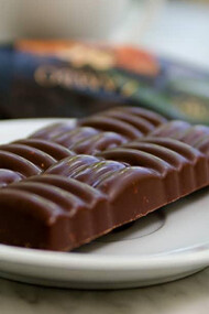 Barra de chocolate de la Chocolatería Herencia Divina, emprendimiento de Miguel Rodríguez. El cacao venezolano sigue siendo símbolo de identidad y orgullo nacional, una herencia viva que une tradición, arte y sabor