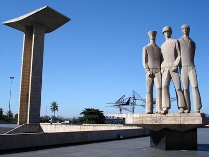 The National Monument was dedicated to those Brazilian soldiers who died at sea fighting National Socialism and who died in Italy in the struggle against Italian fascism