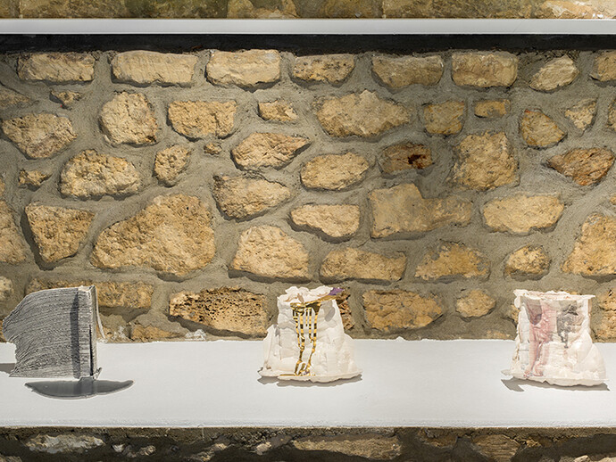 Ulrika Strömbäck, Stratification, 2014, Faïence fine émaillée, 21,6 x 22,9 x 8 cm. Retrogression, 2014, Faïence fine émaillée, 19,1 x 24,1 x 22,9 cm. Daze, 2014, Faïence fine émaillée, 17,8 x 22,9 x 20,3 cm