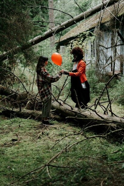 Clown terrificante regala palloncino rosso a una bambina. Il clamoroso impatto di "It" di Stephen King: come il libro ha trasformato l'immaginario sui pagliacci