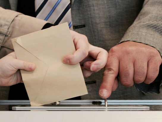 Ante neutrales partidos centristas, el extremismo político comienza a hacerse oír en los resultados electorales