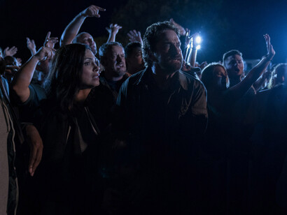Los actores Gerard Butler y Morena Baccarin en una secuencia de «Greenland: el último refugio». Foto: Diamond Films
