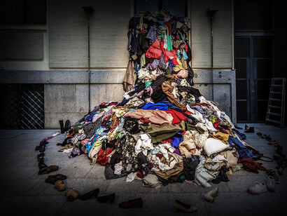 Una montaña de ropa que representa el desperdicio de la vestimenta en el mundo de hoy