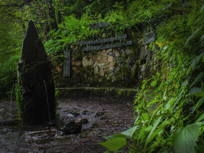 La fuente de las Nàiades se emplaza al pie del monasterio de Sant Marçal del Montseny, junto al rio Tordera, Catalunya, España